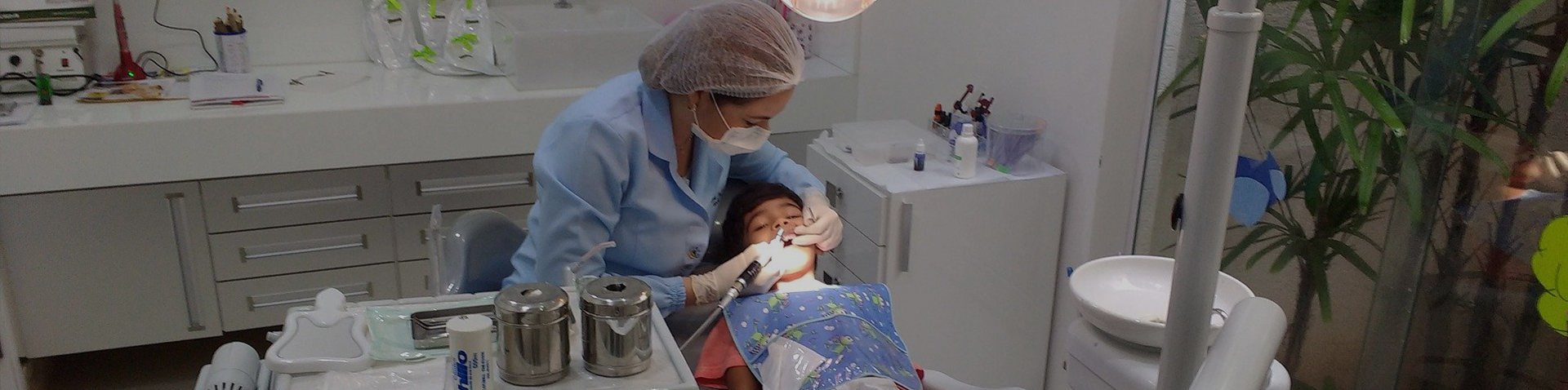 Dentista e seu paciente em um procedimento dentário